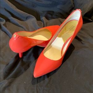 Michael Kors creamsicle pump